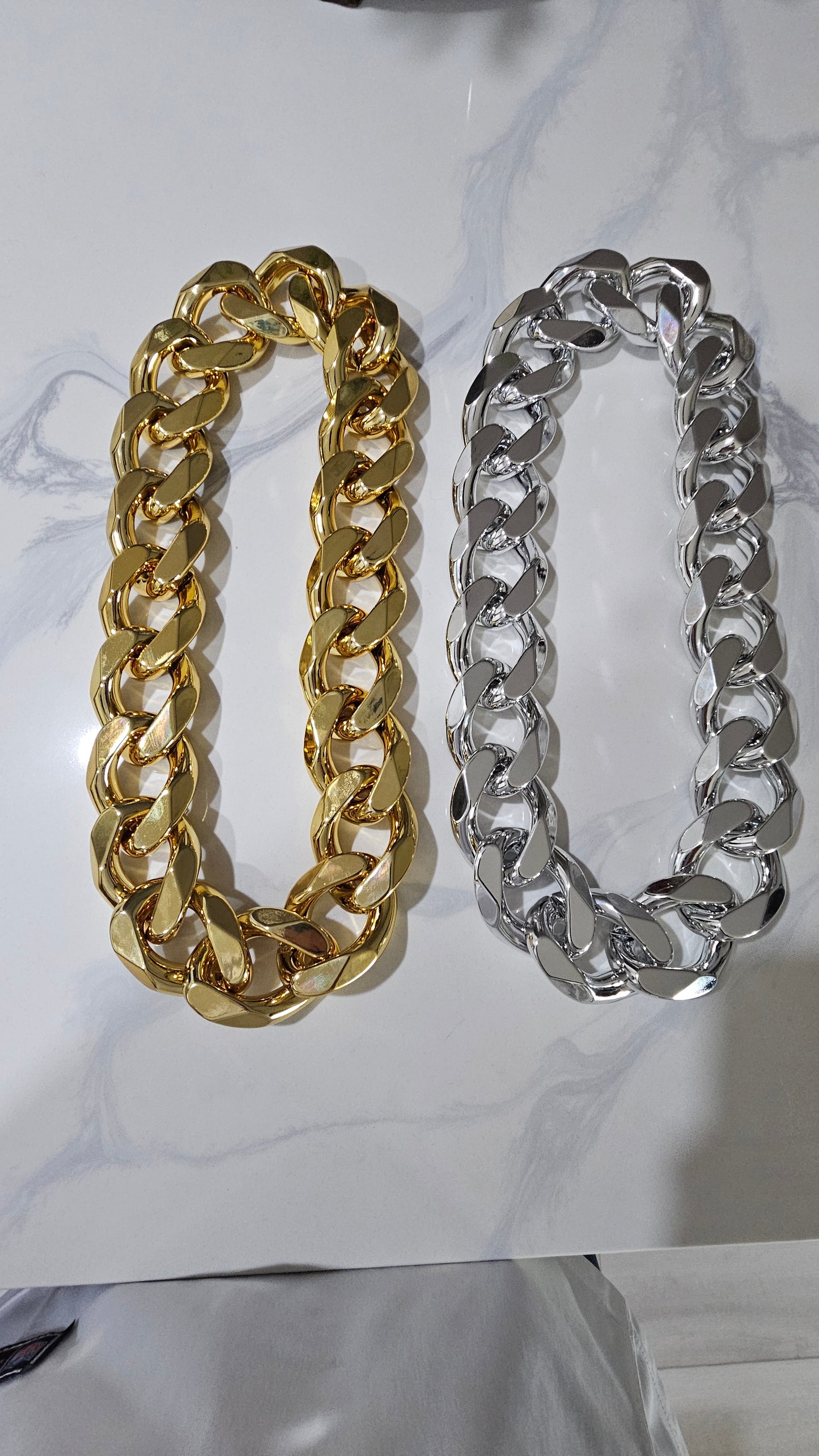 Jumbo plastic necklace G style Cuban